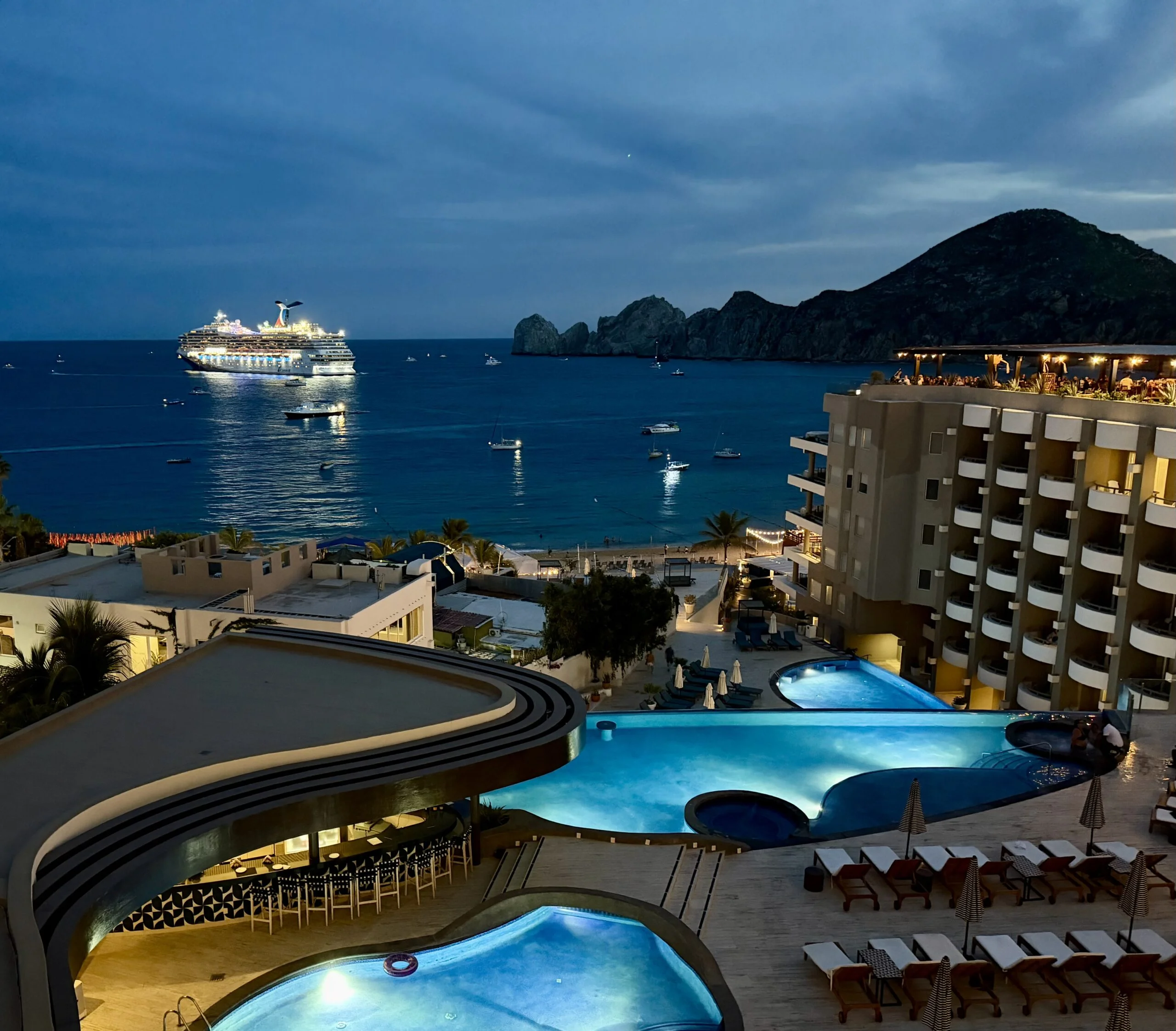Corazón Cabo — at night